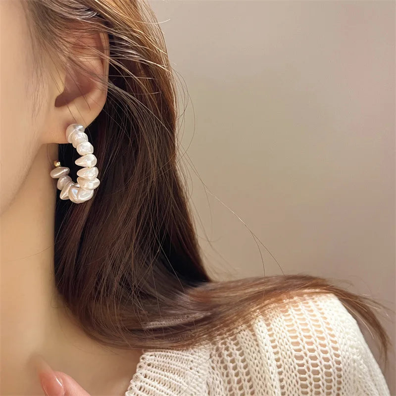 LATS 2024 New C-shaped Imitation Pearl Earring Fashion Design High-end Hoop Earrings for Women Trendy Jewelry Elegant Gift