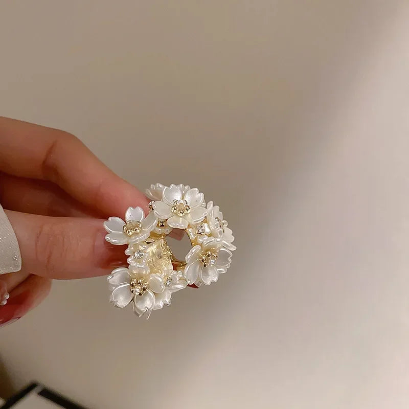 LATS 2022 New Exquisite White Flower Splicing Hoop Earrings for Women Fashion Versatile C Earings Korean Trend Elegant Jewelry