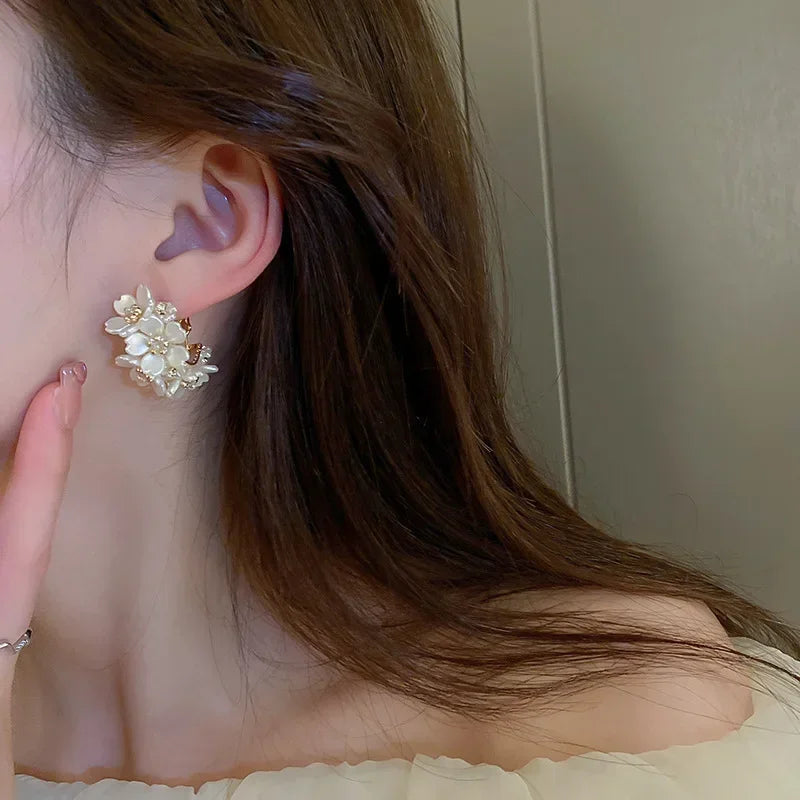 LATS 2022 New Exquisite White Flower Splicing Hoop Earrings for Women Fashion Versatile C Earings Korean Trend Elegant Jewelry