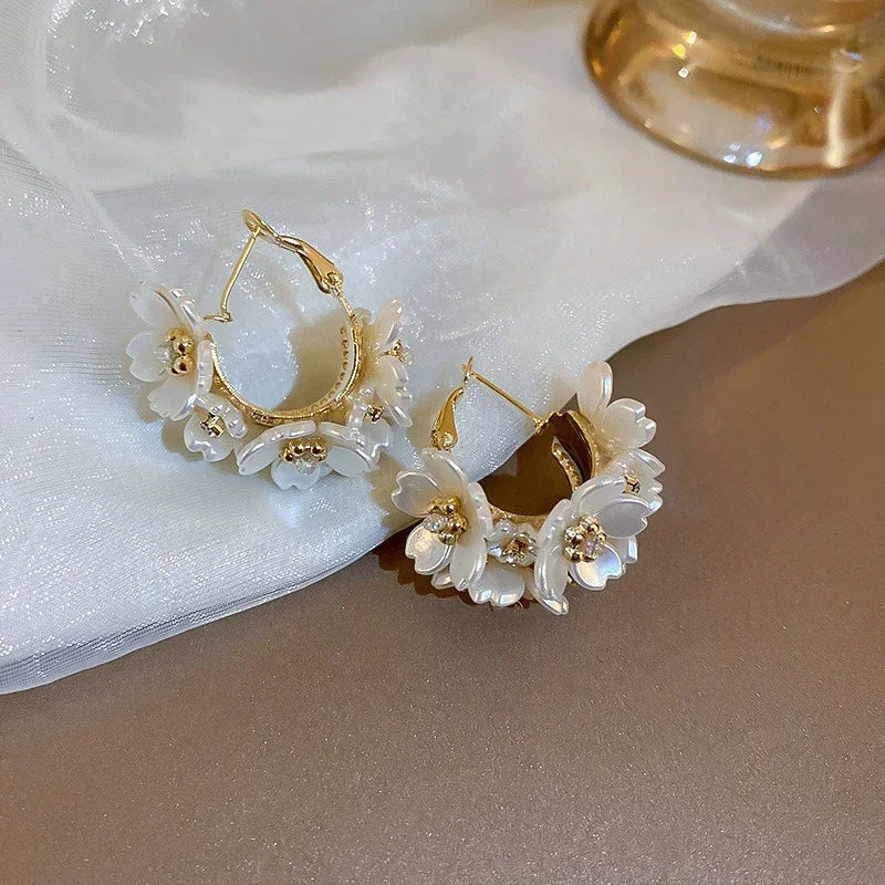 LATS 2022 New Exquisite White Flower Splicing Hoop Earrings for Women Fashion Versatile C Earings Korean Trend Elegant Jewelry